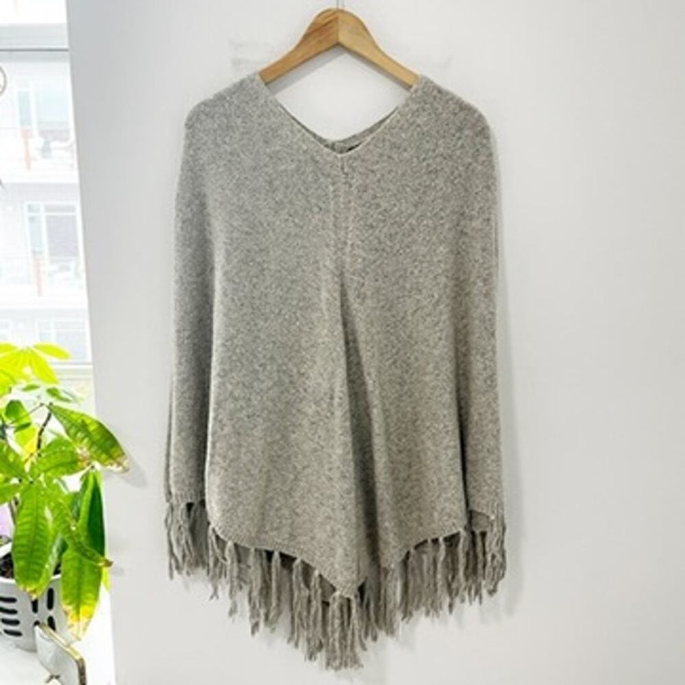 Banana Republic Gray Knit Poncho Size Medium/Large